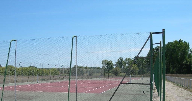 Un de terrain de tennis de la grave